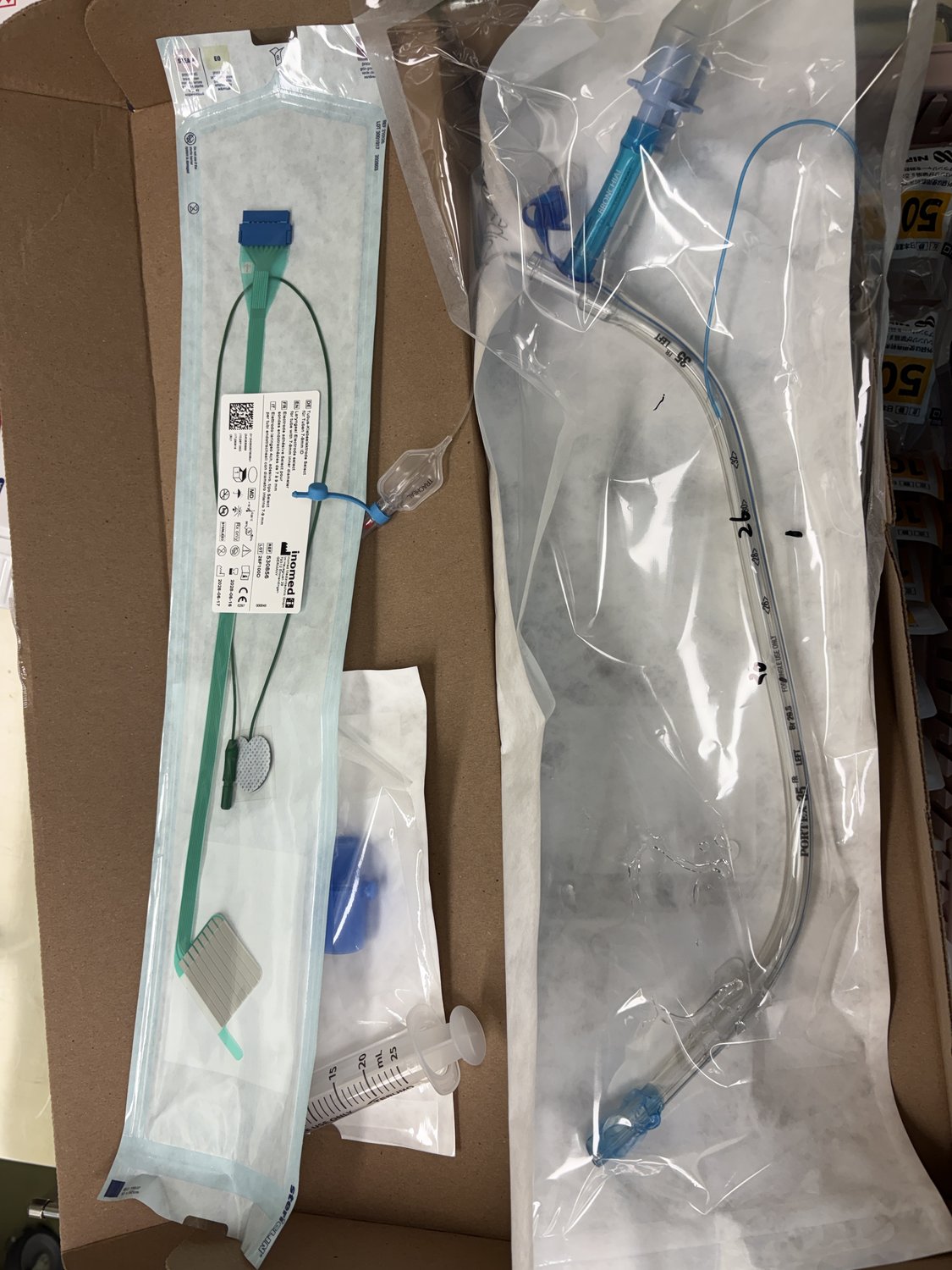 ダブルルーメンチューブと体表貼付型電極(貼付前の状態)