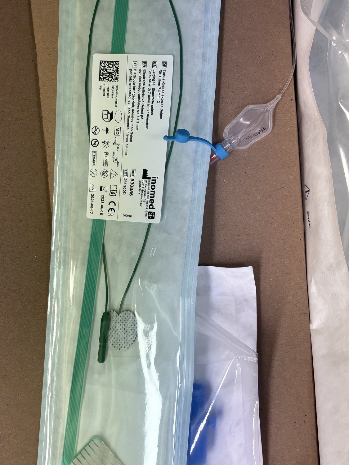 体表貼付型のラリンジアル電極(inomed Laryngeal Electrode Select)。7〜9mm ID用
