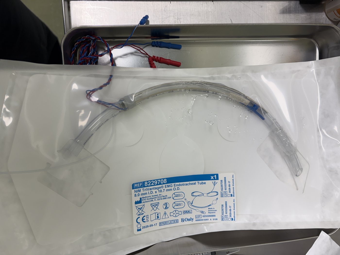 NIM TUBE(EMG気管チューブ)本体。声帯レベルの電極から赤・青のワイヤーが伸びる