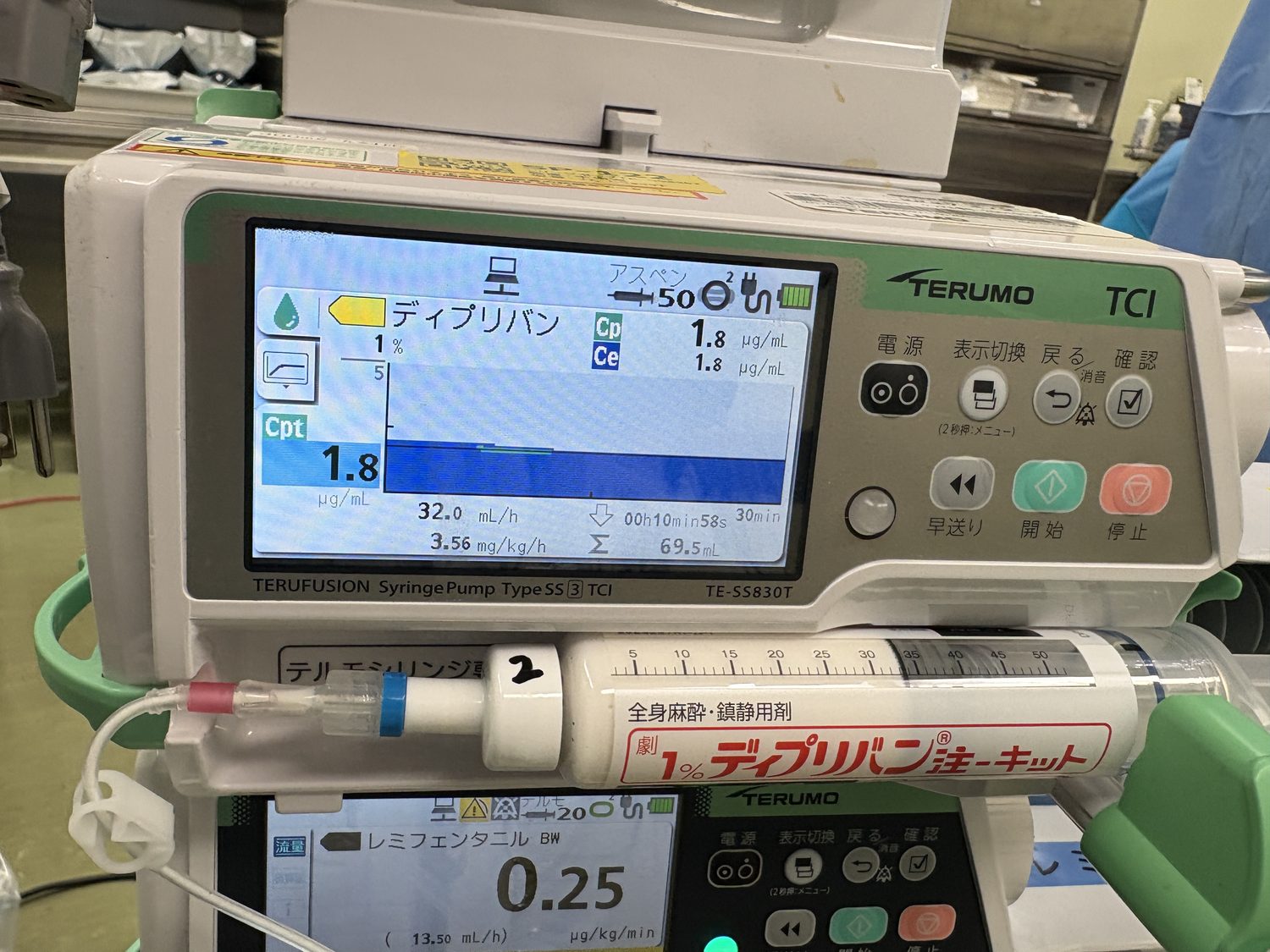 プロポフォールのTCIポンプ。MEPモニタリングではTIVAが基本